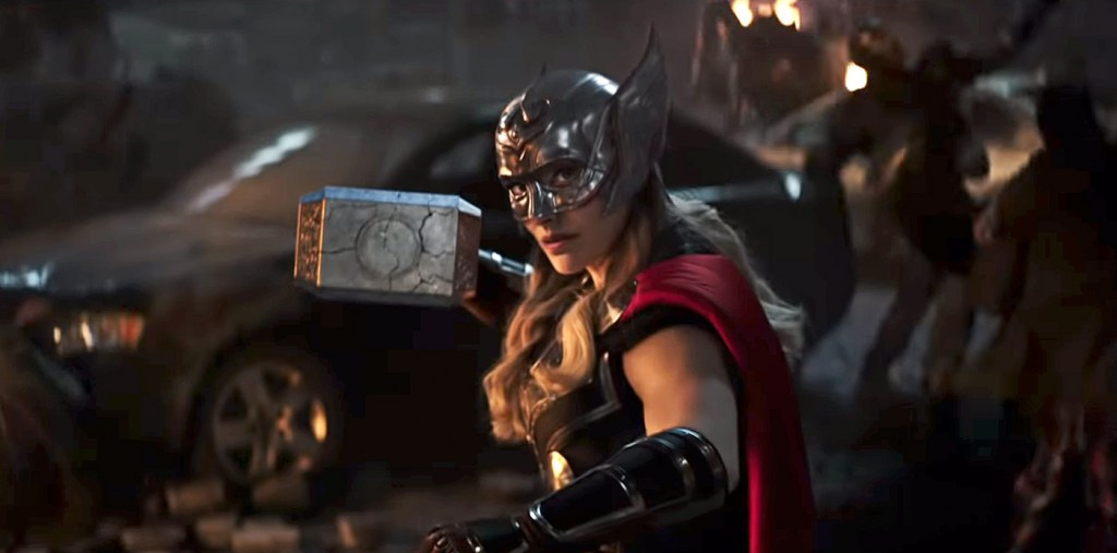 Natalie Portman, de Thor: Love and Thunder, explica sobre ‘tentar se encaixar’ ao filmar o sucesso de bilheteria da&nbsp;Marvel