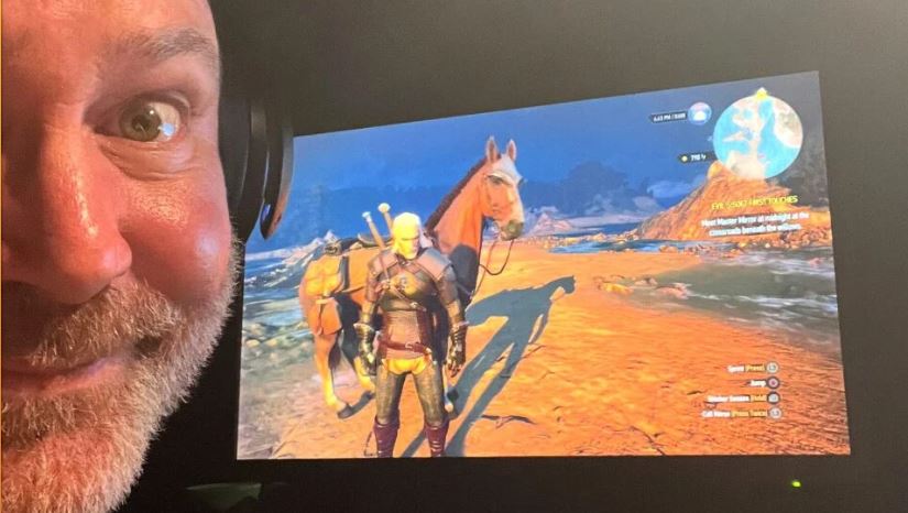 O dublador de The Witcher 3, Doug Cockle, compartilha foto sua gravando diálogos para a expansão Songs of the&nbsp;Past.
